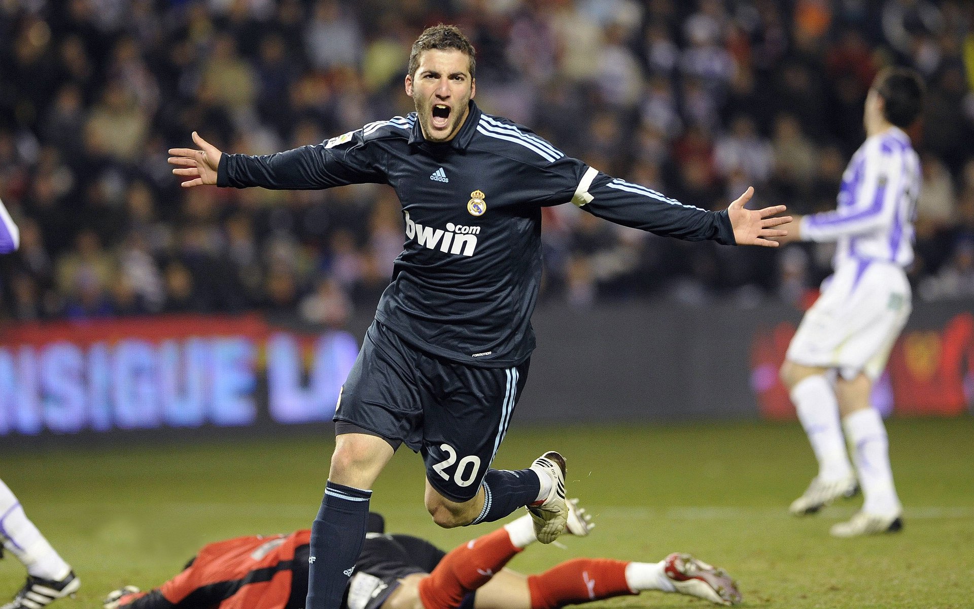 “足球场馆智能化改造提升比赛体验与安全保障”，足球场馆运营方案